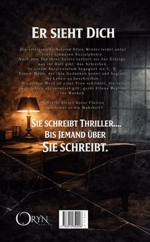 "Er sieht dich. Sie schreibt Thriller... bis jemand über sie schreibt." Dunkles Zimmer mit Schreibtischlampe. Oryn Verlag-Logo.