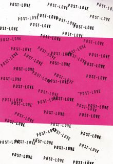 "POST-LOVE" wiederholt auf Weiß und Pink. Die Anordnung ist zufällig verteilt und überlappt sich.