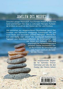 "JUWELEN DES MEERES" und Text über Meerglas. Im Hintergrund Meer, im Vordergrund gestapelte Steine auf Sand.