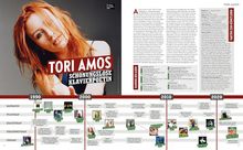 "Tori Amos: Schonungslose Klavierpoetin" steht groß geschrieben. 

Links ist ein Foto einer Frau mit roten Haaren. 

Rechts ist ein Textabschnitt über Tori Amos. 

Unten verläuft eine Zeitleiste von 1990 bis 2020 mit Albumtiteln und Ereignissen.