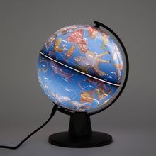 Ein beleuchteter Globus zeigt Sternbilder und Konstellationen, umgeben von Illustrationen.