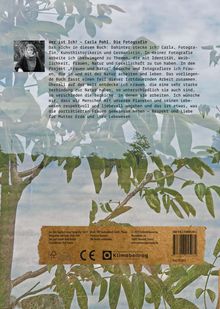 Wer ist Ich? Carla Pohl. Fotografin, die Themen wie Identität, Weiblichkeit, Frauen und Natur behandelt. Foto und Laubhintergrund.