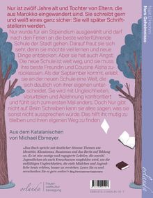 Ein Baum an jeder Seite. Farben in Rot- und Blautönen. Text: Nurs Geschichte über Schule, Herausforderungen und Schreiben. Titel: "Nurs Geheimnisse". Autorin: Najat El Hachmi. Übersetzer: Michael Ebmeyer. Verlag: Orlanda.