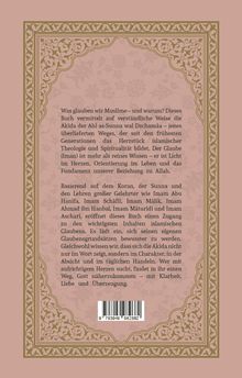 Texte auf beigefarbenem Hintergrund mit floralen Mustern und grüner Bordüre. Ein Barcode unten.