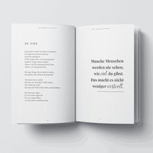 Links steht ein Gedicht mit dem Titel "ZU VIEL". Rechts zentral: "Manche Menschen werden nie sehen, wie viel du gibst. Das macht es nicht weniger wertvoll."