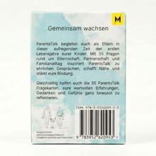"Gemeinsam wachsen" steht oben. Illustration: Familie spaziert. Rechts oben ein gelbes Logo mit schwarzem "M".