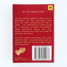Ein roter Karton mit dem Text "It's all about love" und der Beschreibung von LoveTalk-Fragekarten für Paare. Oben Logo.