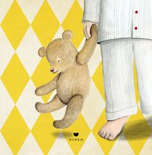"BOHEM" unter einem kleinen Logo. Ein Teddybär wird von einem Kind in gestreiften Pyjamas an der Hand gehalten.