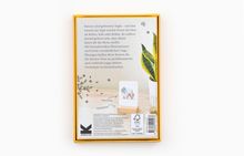 Text über Yoga für Katzen mit Illustrationen. Daneben eine Pflanze und eine Yoga-Karte in einem Holzständer.