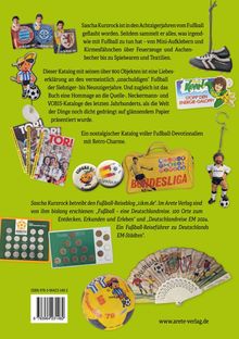 Texte beschreiben einen Katalog über Fußball-Sammelobjekte mit Retro-Charme. Enthalten ist buntes Fußball-Zubehör.