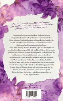 Oben stehen: „Er hält nichts von Beziehungen. Sie hält nichts von Männern wie ihm. Ihren Herzen ist das egal.“  
Darunter ein Text über Riley Anderson, die in ihrem Podcast Alpha-Männer kritisiert. Eine Begegnung mit Darius Reed entfacht Funken. Hintergrund mit lila Blumen und Blättern geschmückt.