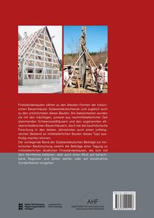 Der Text beschreibt historische Firstständerbauten in Südwestdeutschland. Links ein Fachwerkhaus, rechts Personen bei Bauarbeiten.