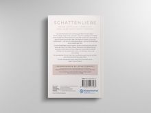 "Schattenliebe: Wenn Vertrauen zerbricht und Liebe doch nicht vergeht" ist ein Romanrückentext mit Lesermeinungen.