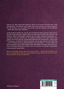 Ein violetter Hintergrund mit einem motivierenden Text über persönliche Entwicklung und die Gestaltung des Lebens. ISBN unten rechts.