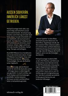 AUSSEN SOUVERÄN. INNERLICH LÄNGST GETRIEBEN. Text beschreibt ein Buch über Spielsucht. Rechts Mann in Anzug, nachdenklich.