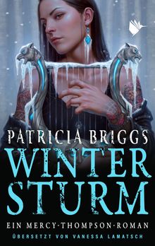 „Patricia Briggs Wintersturm“, Frau mit Tätowierungen spielt eine eisbedeckte Harfe, scharfer Gesichtsausdruck.