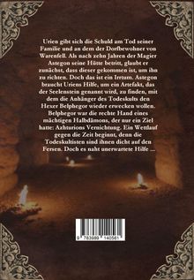 Text über Schuld, Magier Astegon und den Seelenstein. Hintergrund zeigt Kerzen in einer dunklen Höhle mit Ornamenten.