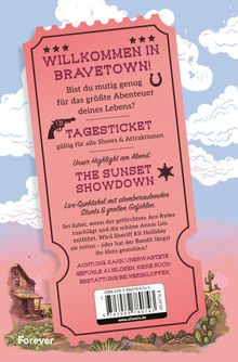 Ein rosafarbenes Ticket mit dem Text "WILLKOMMEN IN BRAVETOWN! TAGESTICKET", umgeben von Wolken und einem Western-Gebäude.