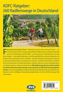 ADFC-Ratgeber: 260 Radfernwege in Deutschland. Ein Paar radelt auf einem Weg durch eine grüne Landschaft mit Weinbergen.