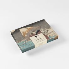 Auf der Verpackung steht: "Japanese Art Correspondence Set." Darunter sieht man eine klassische japanische Illustration.