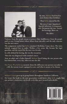 Texte: "Her Name Was Kelly", Memoir über Veränderung durch Beständigkeit. Schwarz-weißes Foto: Ein Junge mit einer Frau, die ihn umarmt.