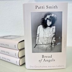 Auf dem Buchcover steht: "Patti Smith, Bread of Angels, Die Geschichte meines Lebens". Schwarz-weiß Foto einer Frau mit Blumenkranz.