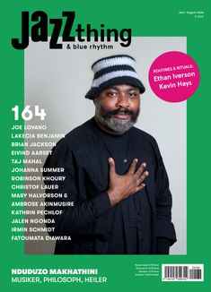 „Jazz thing & blue rhythm“, Ausgabe 164. Musiker Nduduzo Makhathini, trägt eine gestreifte Mütze, Hand auf der Brust.
