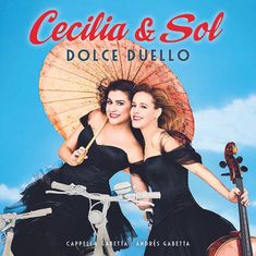 "Cecilia & Sol, Dolce Duello". Zwei Frauen in schwarzen Kleidern, eine hält ein Cello, die andere einen Schirm.