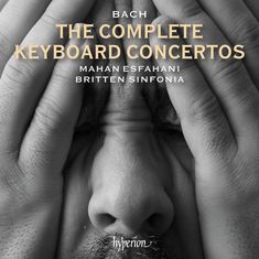 Text: "Bach, The Complete Keyboard Concertos, Mahan Esfahani, Britten Sinfonia". Schwarz-weißes Close-up eines Gesichts mit Händen.