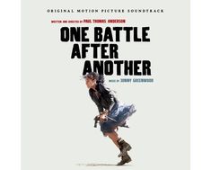 Texte: "ORIGINAL MOTION PICTURE SOUNDTRACK", "WRITTEN AND DIRECTED BY PAUL THOMAS ANDERSON", "ONE BATTLE AFTER ANOTHER", "MUSIC BY JONNY GREENWOOD". Eine Person in Bewegung mit einer Pistole in der Hand.