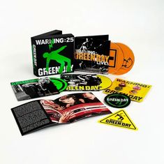 "WARNING: 25", "GREEN DAY", "WARNING: GREEN DAY LIVE!" Diverse CDs, Booklets und Sticker mit Artwork und Bandfotos.