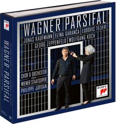 "WAGNER PARSIFAL" steht groß oben, darunter Namen wie Jonas Kaufmann und Elina Garanca. Zwei Personen in dunkler Kleidung.