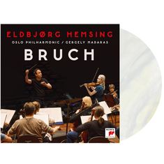 "Eldbjørg Hemsing", "Oslo Philharmonic / Gergely Madaras", "Bruch". Ein Orchester spielt in einem Saal, Geigerin vorne.