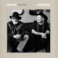 "Willie Nelson Workin' Man Willie Sings Merle." Zwei ältere Männer mit Hüten sitzen lächelnd auf einem Sofa.
