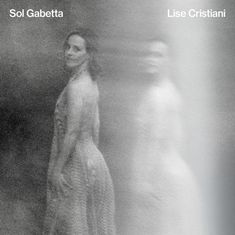 Text: "Sol Gabetta", "Lise Cristiani". Eine unscharfe, graue Fotografie einer Frau in einem eleganten Kleid.