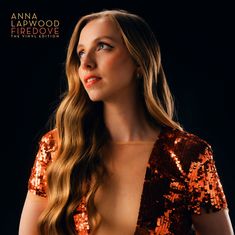 "ANNA LAPWOOD FIREDOVE THE VINYL EDITION" steht oben links. Eine Frau mit langen Haaren trägt ein glitzerndes Kleid.
