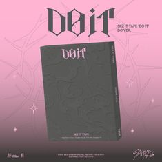 "DO IT" in gotischer Schrift, rosa Hintergrund mit Sternen und Linien. Graues Quadrat mit kleinem Logo-Muster. "Stray Kids" unten.