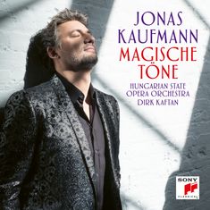 "Jonas Kaufmann Magische Töne. Hungarian State Opera Orchestra Dirk Kaftan." Mann in elegantem Anzug mit geschlossenen Augen.