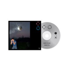 "KISS IN THE SMALL DISCO, TIME" in verschiedenen Farben. Ein Mann hält seine Ohren, eine Discokugel schwebt darüber.