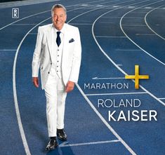 "MARATHON + ROLAND KAISER" in Weiß und Gold. Ein freundlich lächelnder Mann im weißen Anzug läuft auf einer blauen Laufbahn.