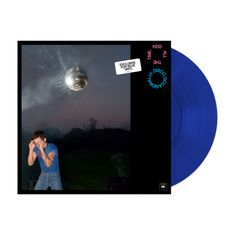 "EXCLUSIVE POP BLUE VINYL", "KISS ALL THE TIME", "DISCO", "COCO". Eine Diskokugel über einer Person im Freien.