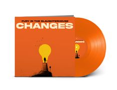 „Fury in the Slaughterhouse“ und „CHANGES“ auf orangem Hintergrund. Silhouette vor großer Glühbirne, Vinyl-Optik.