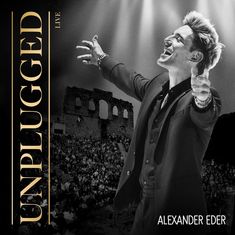 Unplugged Live, Alexander Eder. Jubelnder Mann in einem Anzug vor einer Menschenmenge und alten Ruinen.