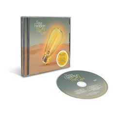 Auf einem CD-Cover steht "Peter Frampton - Thank You Mr. Churchill". Eine große Glühbirne in einer Wüstenlandschaft.