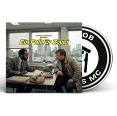"Ein Fall für Zwei" steht auf einem Foto, das zwei Männer an einem Schreibtisch in einem Büro zeigt. Im Hintergrund ist eine Stadt zu sehen.