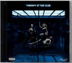 "THERAPY AT THE CLUB" steht oben. Drei Frauen in eleganter Kleidung posieren in einem futuristisch beleuchteten Raum.
