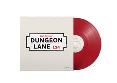 „The Boys of DUNGEON LANE L24“ steht fett auf dem Cover. Eine rote Schallplatte ragt rechts heraus.