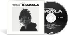 CD-Cover von "DIAVOLA" von GABRIELLE CAVASSA, daneben eine CD; Trackliste inklusive "HEAVEN SIGHS". Schwarz-weißes Porträt.