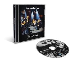 CD-Hülle und Disc mit „the cranberries“ und „MTV Unplugged“. Auf der Bühne spielen Musiker mit Gitarren.
