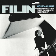 Text: "FILIN", "MELISSA ALDANA", "GONZALO RUBALCABA", "PETER WASHINGTON", "KUSH ABADEY", "BLUE NOTE". Schwarzweiß-Foto einer Frau auf einer Treppe.